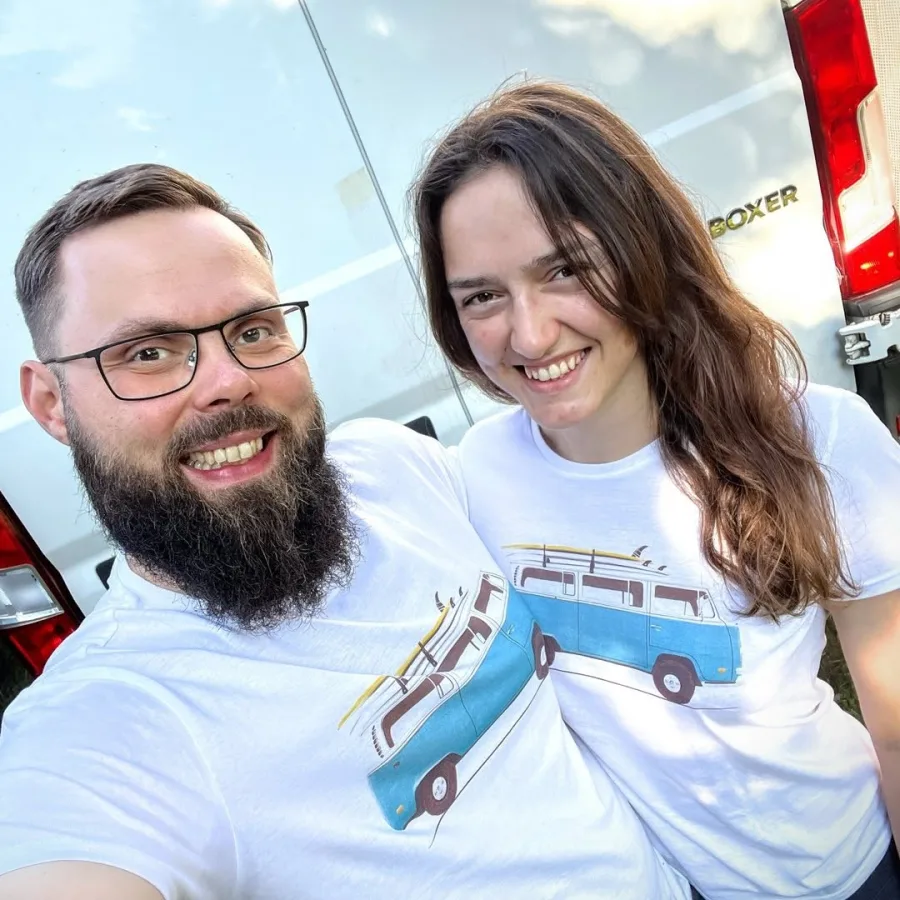 Mateusz i Weronika w koszulkach z kamperem, przed swoim białym Peugeotem Boxerem